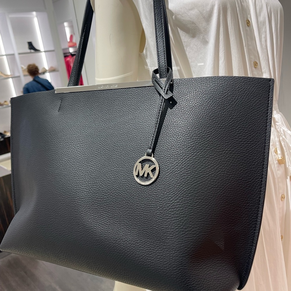 MICHAEL KORS
Evelyn Large EW Top Zip Shoulder Tote Bag 
Black 
NWT 

Live Style - Picture 6 of 16